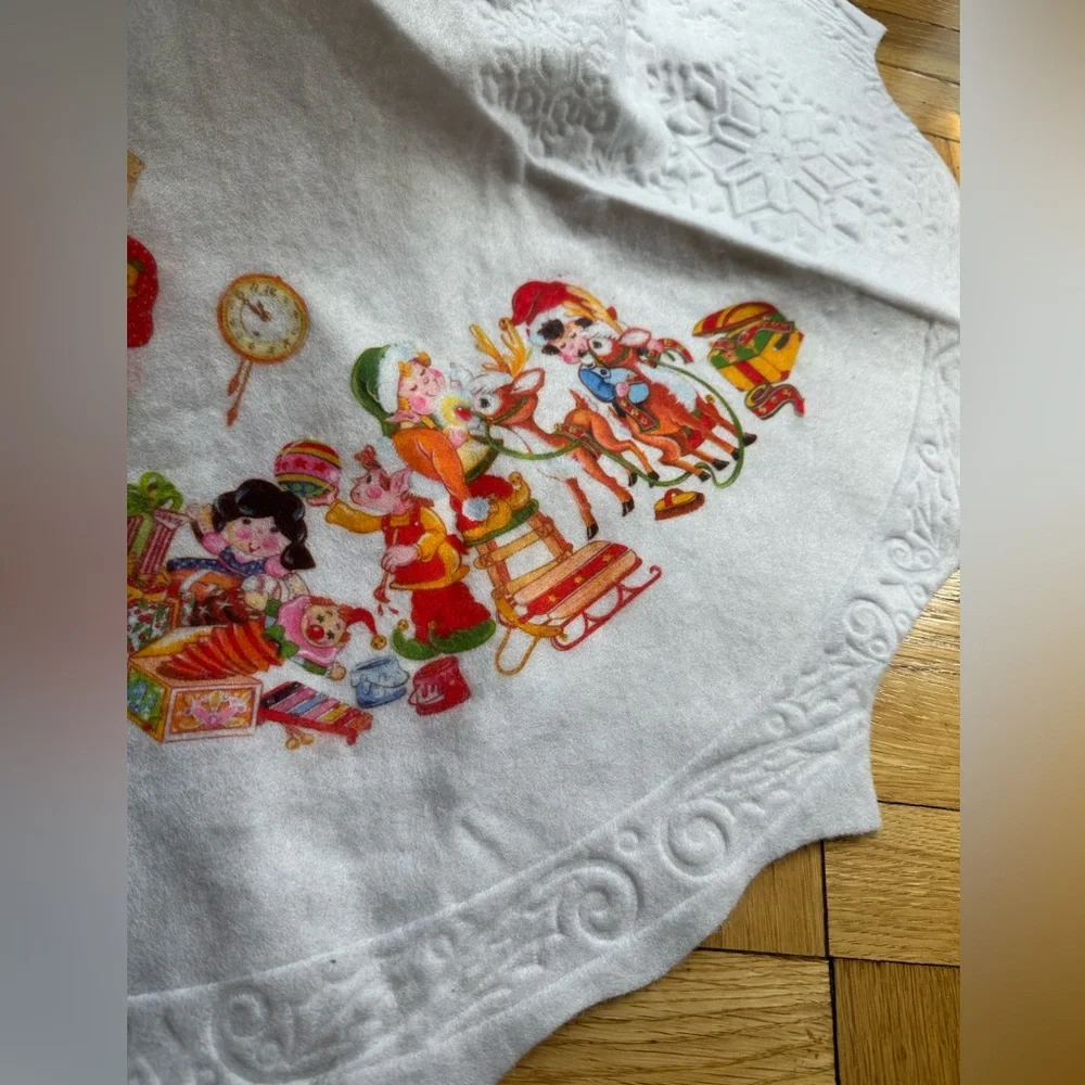 Vintage Christmas Tree Skirt Santa Elves Mrs. Claus. Felt Screen Print W…
